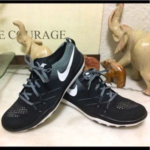 NIKE WOMEN WALKING SNEAKERS